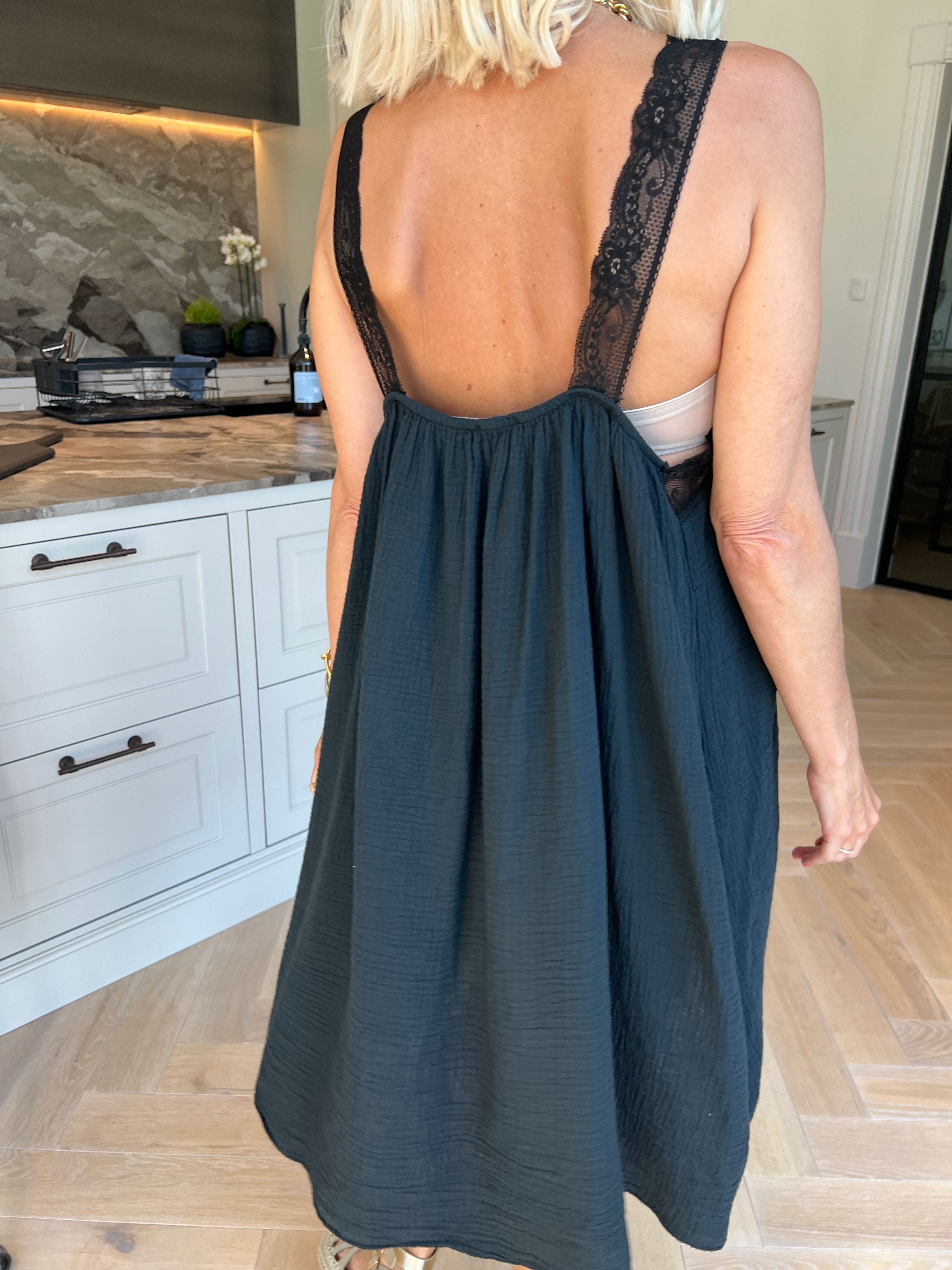 Taimi - Plus size kjole i bomulds-musselin stof med blondestropper